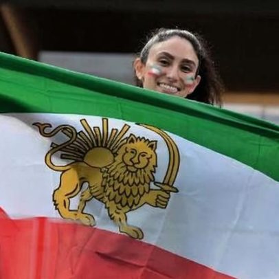Torcedores iranianos exibem bandeira proibida pela FIFA nos EUA