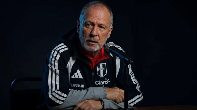 Mano Menezes é o técnico do Peru (Foto: Jose Castanares/AFP)