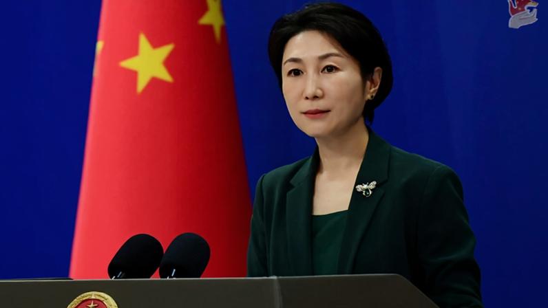 Imagem colorida de Mao Ning, porta-voz do Ministério das Relações Exteriores chinês