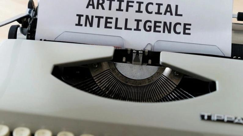 IA e cortes de verba desafiam o futuro do jornalismo independente; na imagem, máquina de escrever
