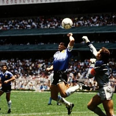 Maradona ensaiou gol de mão contra o Fluminense antes da "la mano de Dios"