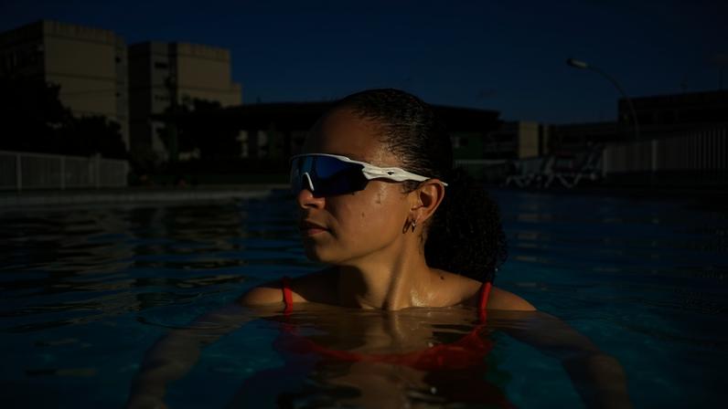 Marcela Vitória de Lima Santos, de 19 anos, teve perna arrancada por um tubarão na praia de Boa Viagem, na Zona Sul do Recife — Foto: Reprodução/WhatsApp