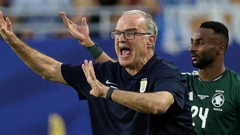 Marcelo Bielsa durante o duelo entre Uruguai e Arábia Saudita na Copa
