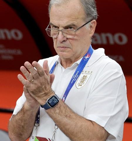 Marcelo Bielsa, técnico do Uruguai, durante jogo contra o Brasil