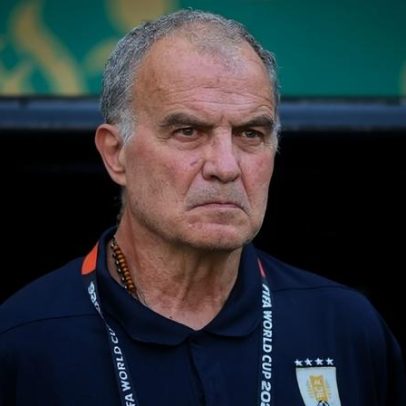 Bielsa afirma não ter dito nada ao goleiro substituído após falha