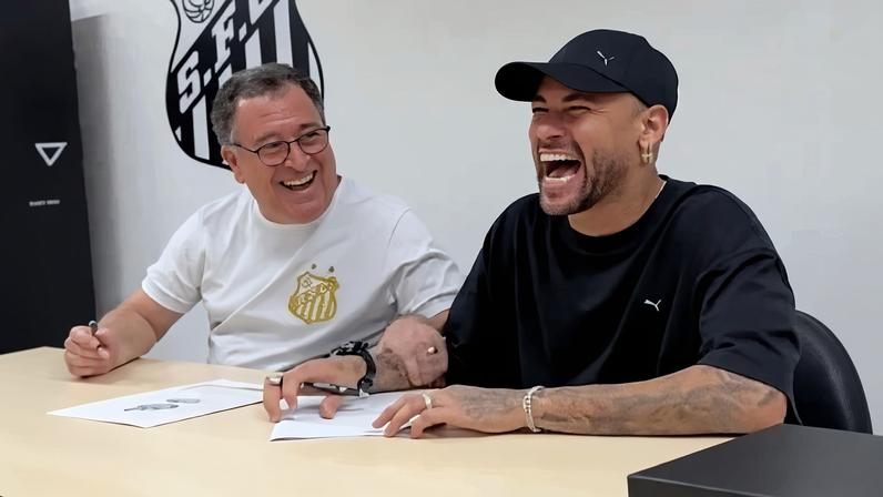 Marcelo Teixeira e Neymar lado a lado no momento da assinatura de contrato do jogador com o Santos