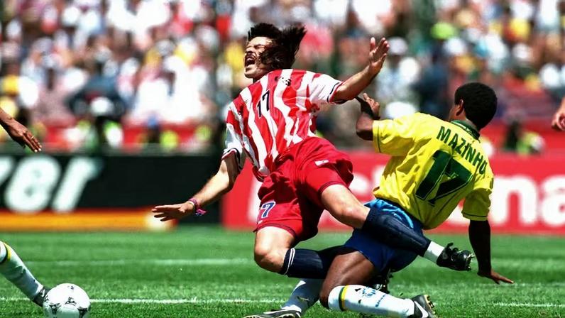 O Brasil teve um duro confronto contra os Estados Unidos nas oitavas de final da Copa de 1994 — Foto: Getty Images