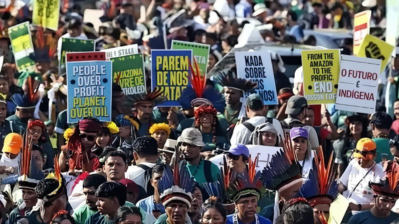 A Marcha Global Indígena pelo Clima levou milhares de pessoas às ruas de Belém do Pará, nesta segunda-feira (17), durante a COP30