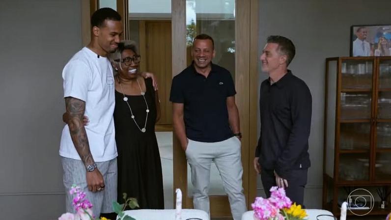 Márcia abraça o filho Gabriel Magalhães diante do marido, Marcelo, e de Luciano Huck — Foto: Reprodução/TV Globo
