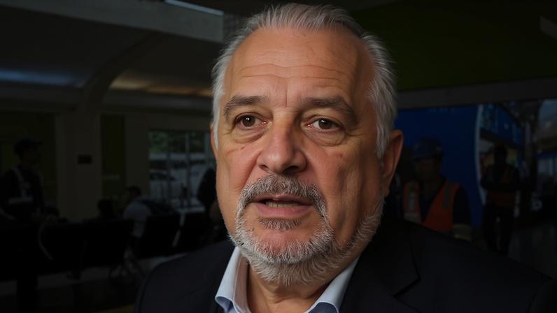 Márcio França chega ao Aeroporto de Congonhas no dia em que é anunciado como vice de Haddad na chapa ao governo de SP - Metrópoles