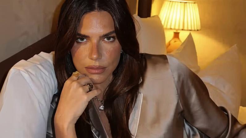 Mariana Goldfarb sensualiza e 'faz carão' em álbum de fotos usando pijama — Foto: Reprodução/Instagram