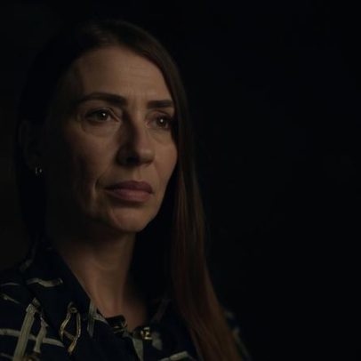 Vítima brasileira de Epstein afirma dormir com arma e vive sob ameaças