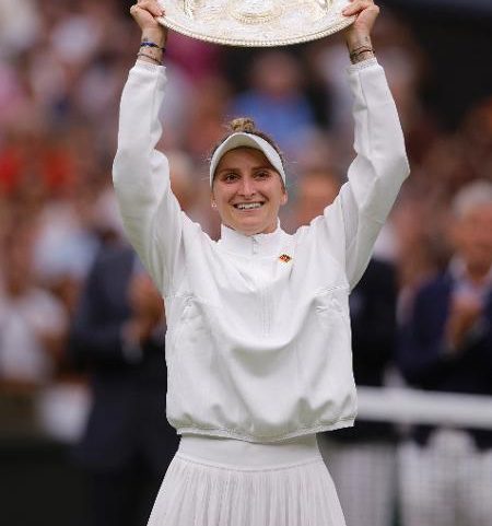 Marketa Vondrousova com o troféu de Wimbledon 2023