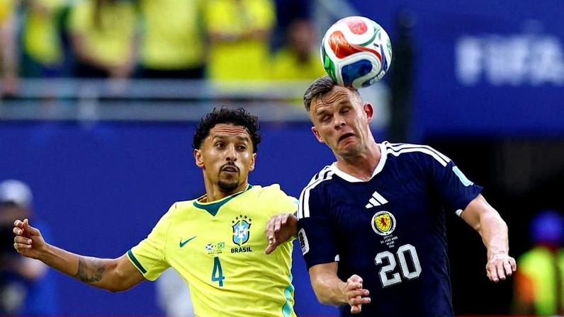Marquinhos briga pela bola durante Escócia x Brasil, partida da Copa do Mundo