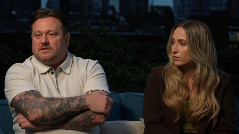 Martyn e Gemma Entwistle alegam que sua família foi impedida de embarcar em um voo devido aos tiques da síndrome de Tourette. — Foto: Youtube