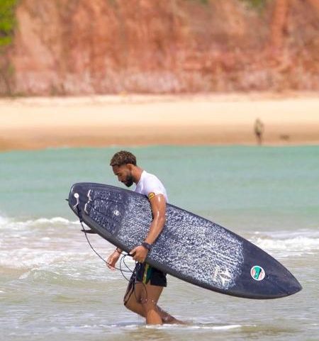 Matheus Cunha adotou Baía Formosa (RN) como refúgio para prática o surfe nas férias