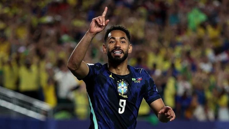 Matheus Cunha festeja gol do Brasil sobre o Haiti em partida da Copa do Mundo