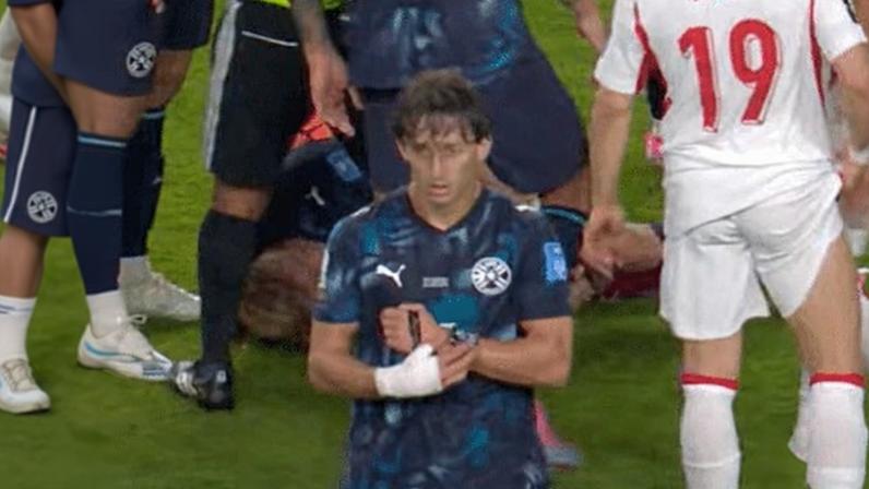 Matías Galarza, do Paraguai, veste relógio do juiz em jogo contra a Turquia, na Copa do Mundo