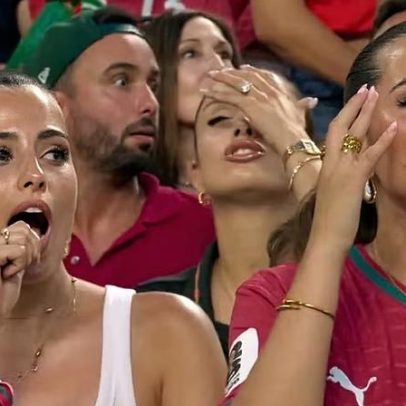 Gêmeas que roubaram a cena em jogo em Portugal são namorada e cunhada do atacante