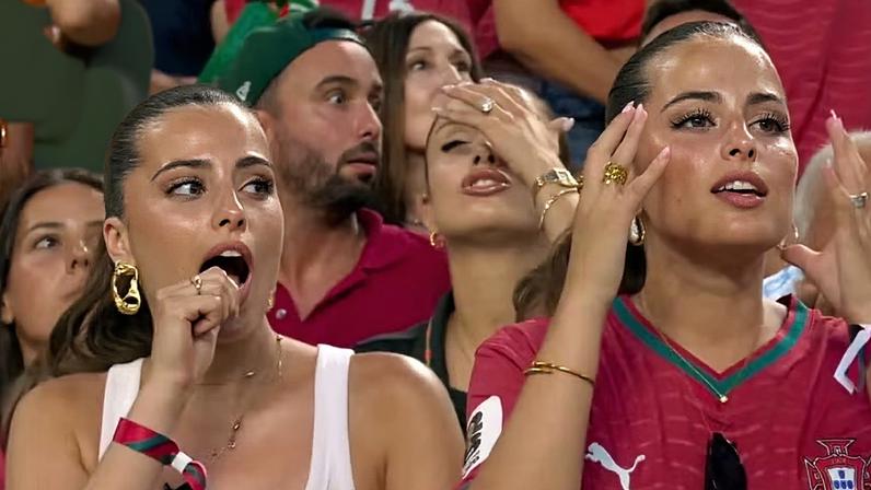 As gêmeas idênticas Matilde e Maria Neiva no flagra da câmera em Portugal 0 X 0 Colômbia — Foto: Reprodução