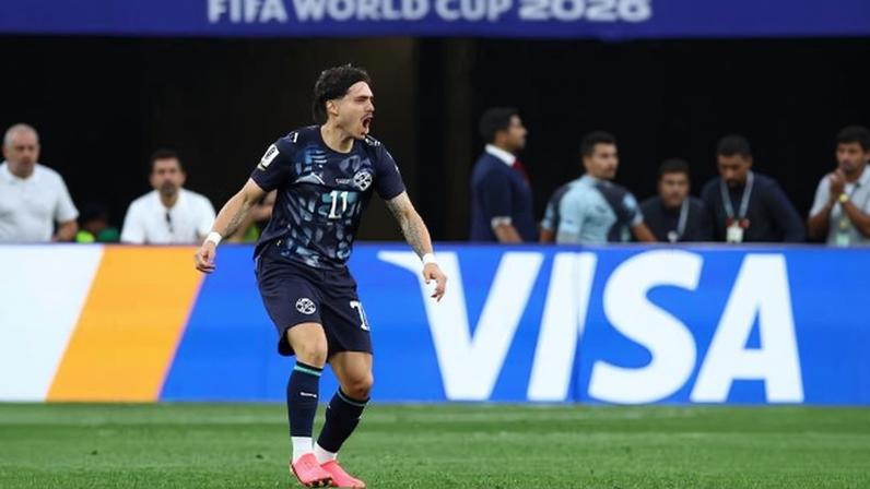 Mauricio, do Paraguai, comemora gol contra os Estados Unidos na Copa do Mundo