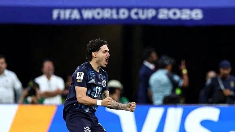 Mauricio, do Paraguai, comemora gol contra os Estados Unidos na Copa do Mundo