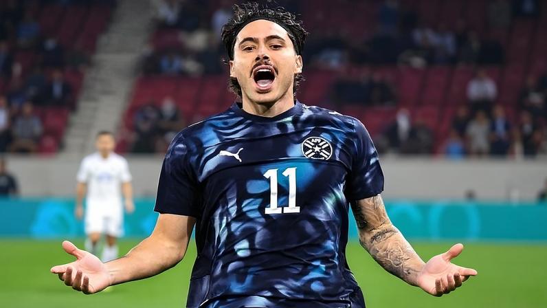 Maurício, jogador do Palmeiras, em jogo pela seleção do Paraguai
