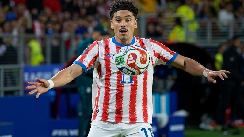 Maurício pelo Paraguai no duelo contra a Austrália