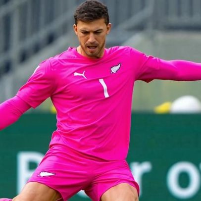 Goleiro da Nova Zelândia ganha fama por xixi em campo e uniforme vermelho