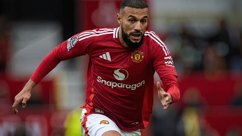 Mazraoui, lateral do Manchester United, sofreu lesão no ombro em amistoso