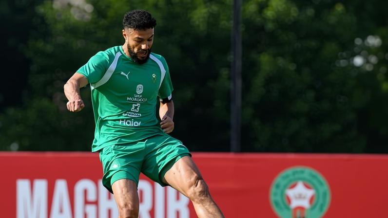 Mazraoui, lateral do Manchester United e da seleção marroquina, em treino para a Copa