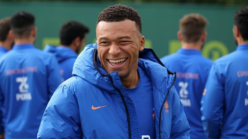 Mbappé antes de treino da seleção francesa