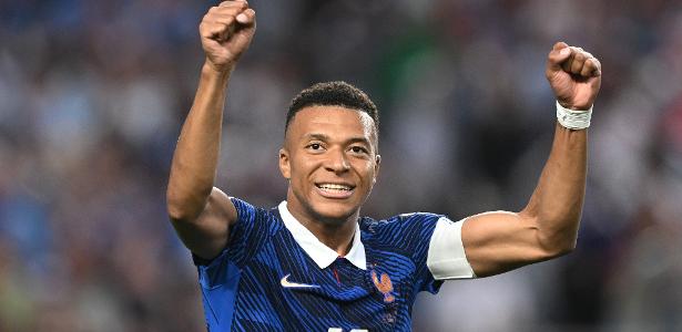 Kylian Mbappé celebra seu gol na vitória da França sobre o Iraque na Copa do Mundo