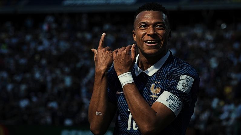 Kylian Mbappé comemora gol que abriu o placar para a França contra Senegal (Foto: CHARLY TRIBALLEAU / AFP)