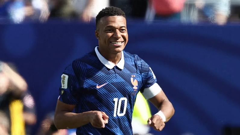 Mbappé marcou dois gols contra Senegal na Copa do Mundo (Foto: FRANCK FIFE / AFP)