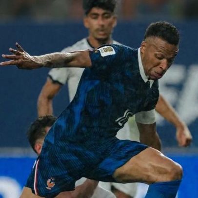 França vence Iraque por 3 a 0 e avança ao mata-mata