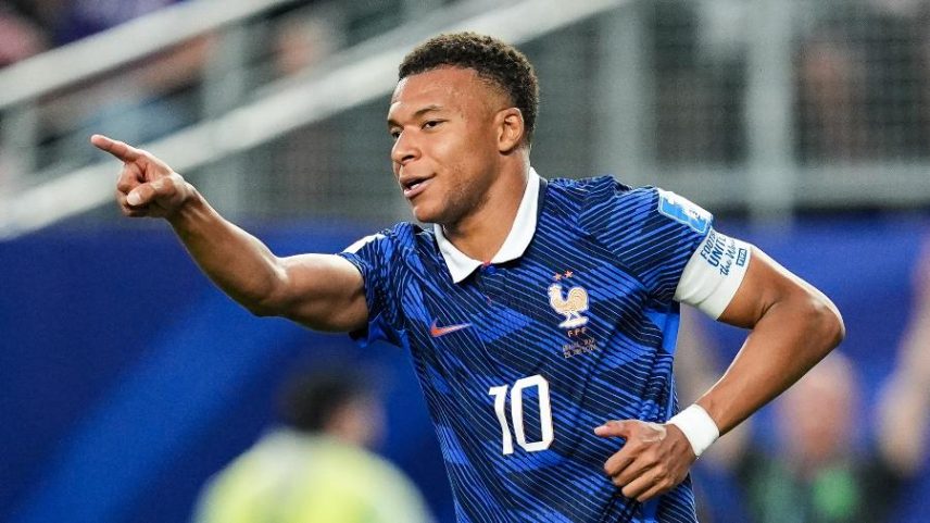 Mbappé comemora gol da França sobre o Iraque em jogo da Copa do Mundo