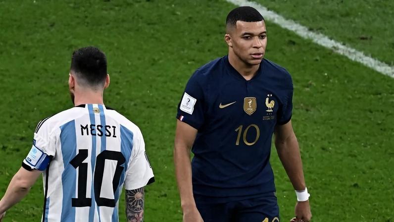 Mbappé e Messi na final da Copa do Mundo de 2022 (Foto: Jewel Samad/AFP)