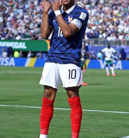 Mbappé, da França, comemora gol contra Senegal na Copa do Mundo