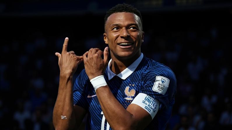 Mbappé, da França, comemora gol contra Senegal na Copa do Mundo