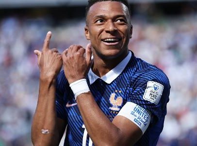 França vence Senegal após início ruim; Mbappé faz recorde e celebra com flauta