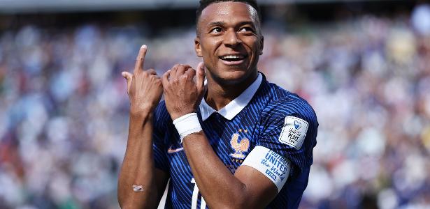 Mbappé, da França, comemora gol contra Senegal na Copa do Mundo