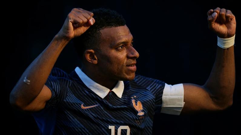 Mbappé, da França, comemora gol contra Senegal na Copa do Mundo