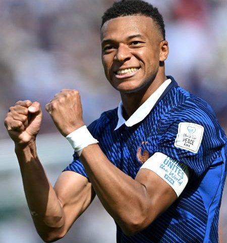 Mbappé, da França, comemora gol contra Senegal pela Copa do Mundo