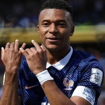 Mbappé cumpre promessa a apresentador e comemora gol na Copa tocando flauta