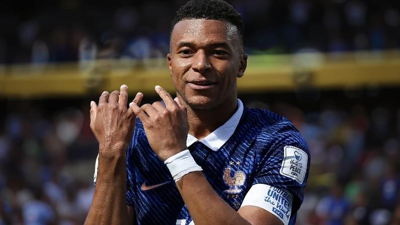 Mbappé, da França, comemora gol contra Senegal pela Copa do Mundo