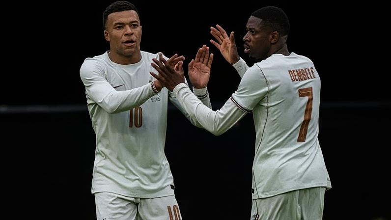 Kylian Mbappe e Dembélé comemoram gol pela França