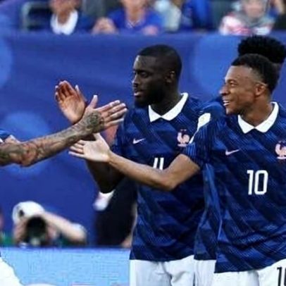França transforma tédio em genialidade em 45 minutos