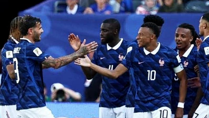 Mbappé e jogadores da França comemoram gol contra Senegal
