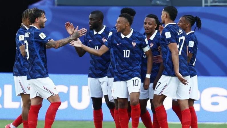 Mbappé e jogadores da França comemoram gol contra Senegal